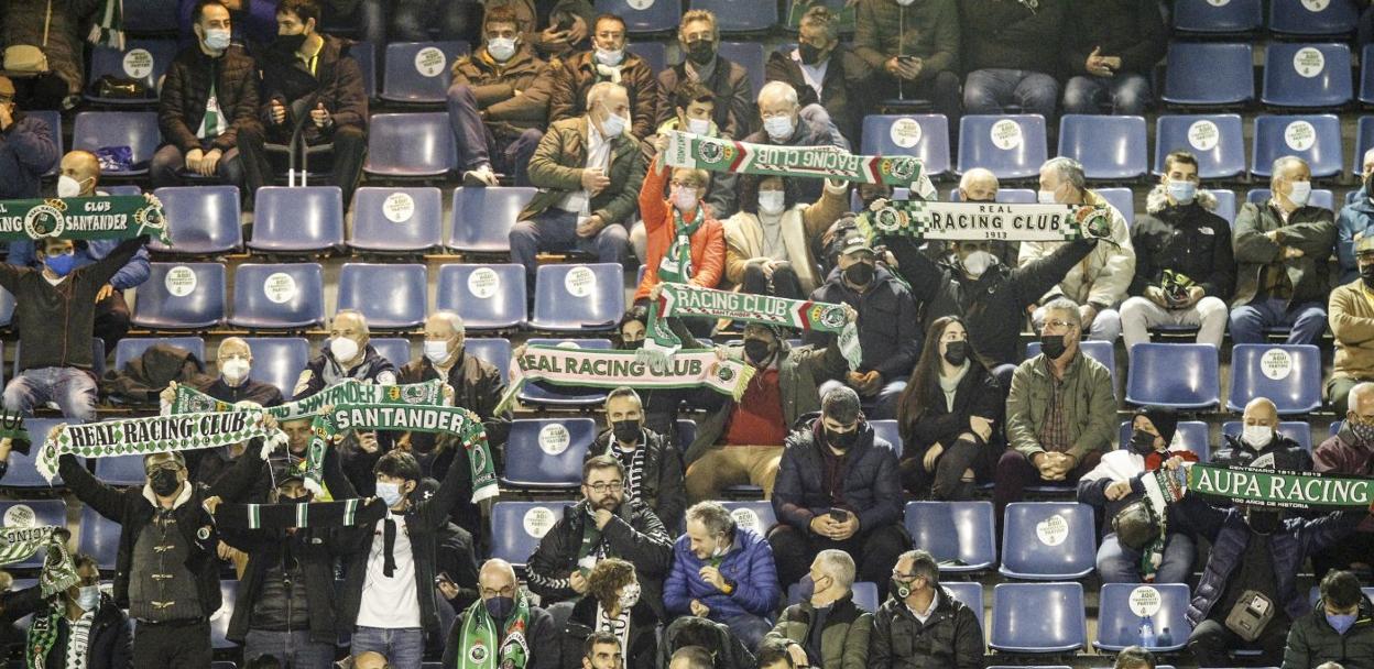 La pandemia y las reiteradas presencias del equipo en la tercera categoría del fútbol español han provocado una caída de la asistencia a los Campos de Sport. 
