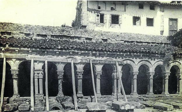 Restauración del claustro de la Colegiata en el año 1905. dm