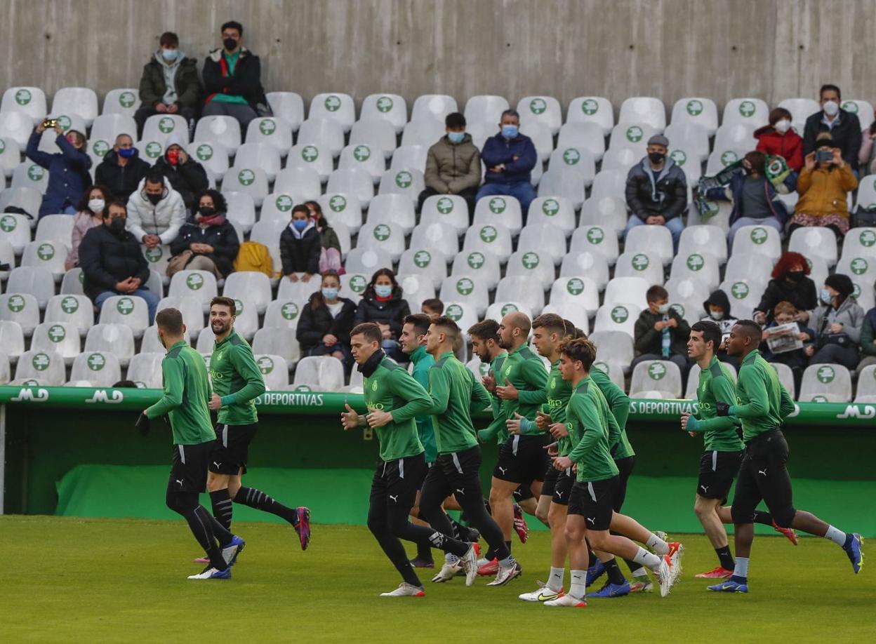 La primera plantilla racinguista, durante un entrenamiento en los Campos de Sport. 