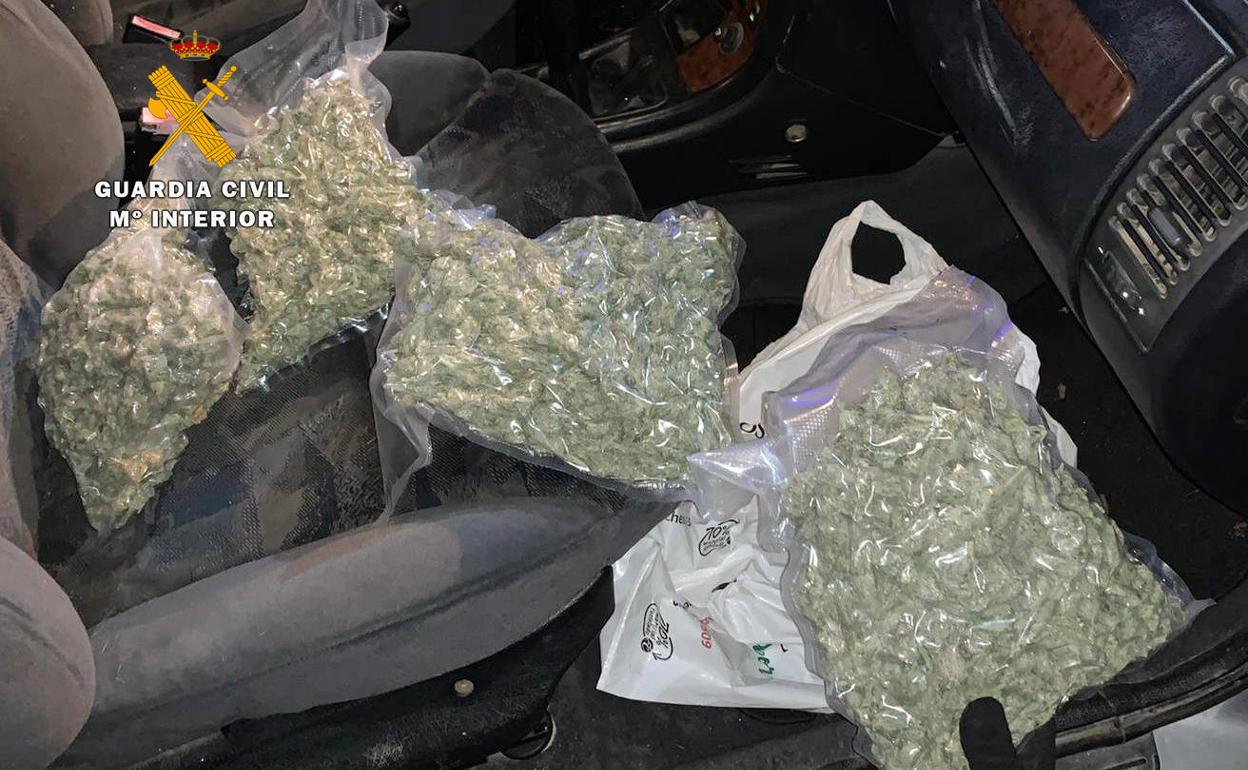 Pillado en Colindres transportando más de un kilo de cogollos de marihuana envasados al vacío