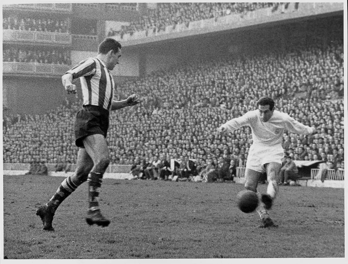 Paco Gento, del Real Madrid, junto a Jesús Garay, del Athletic de Bilbao, durante un partido de Liga disputado en San Mamés en 1960. 