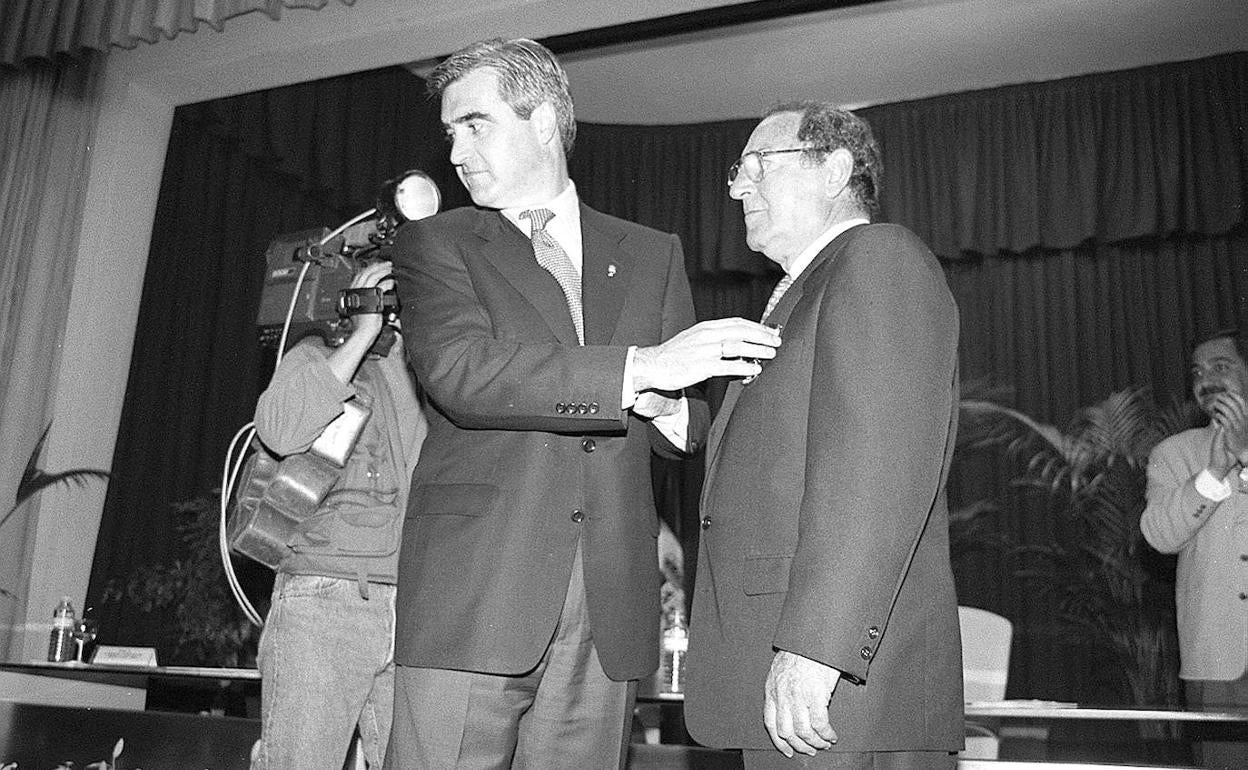 Paco Gento recibió en 1997 la Medalla de Oro al Mérito en el Deporte Cántabro, en manos de José Joaquín Martínez Sieso.