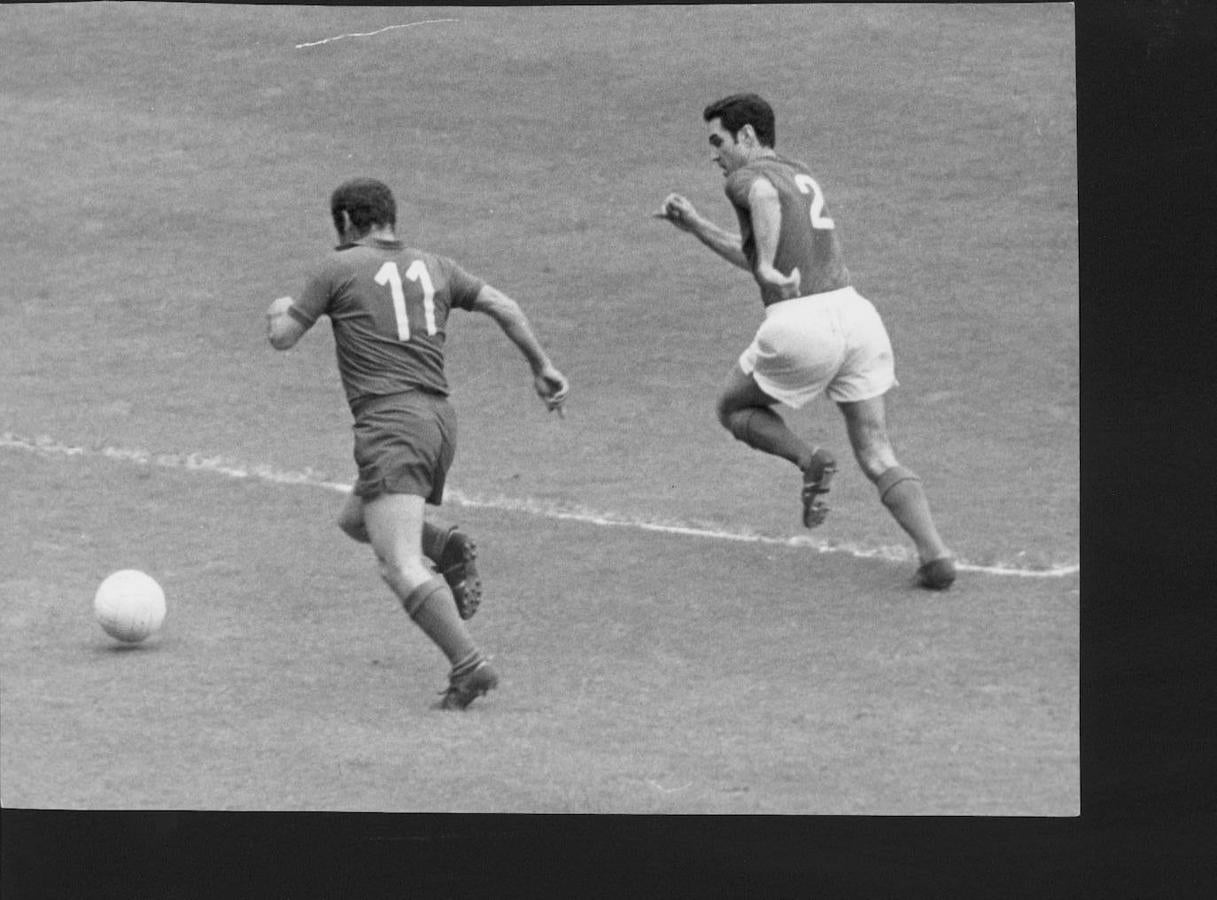 Paco Gento, jugando para la selección española con el número 11 en 1967. 