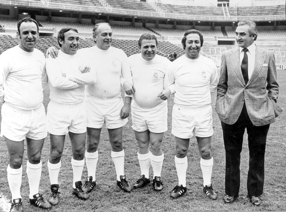 Miguel Muñoz (a la derecha), entrenador del Real Madrid, posa con los ex jugadores del Real Madrid: Canario, Luis del Sol, Alfredo Di Stefano, Ferenc Puskas y Paco Gento.