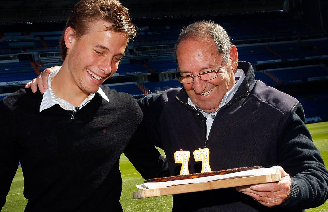 Encuentro de los dos jugadores cántabros, el histórico Paco Gento y el recién llegado al Real Madrid, Sergio Canales, en el estadio Santiago Bernabéu.