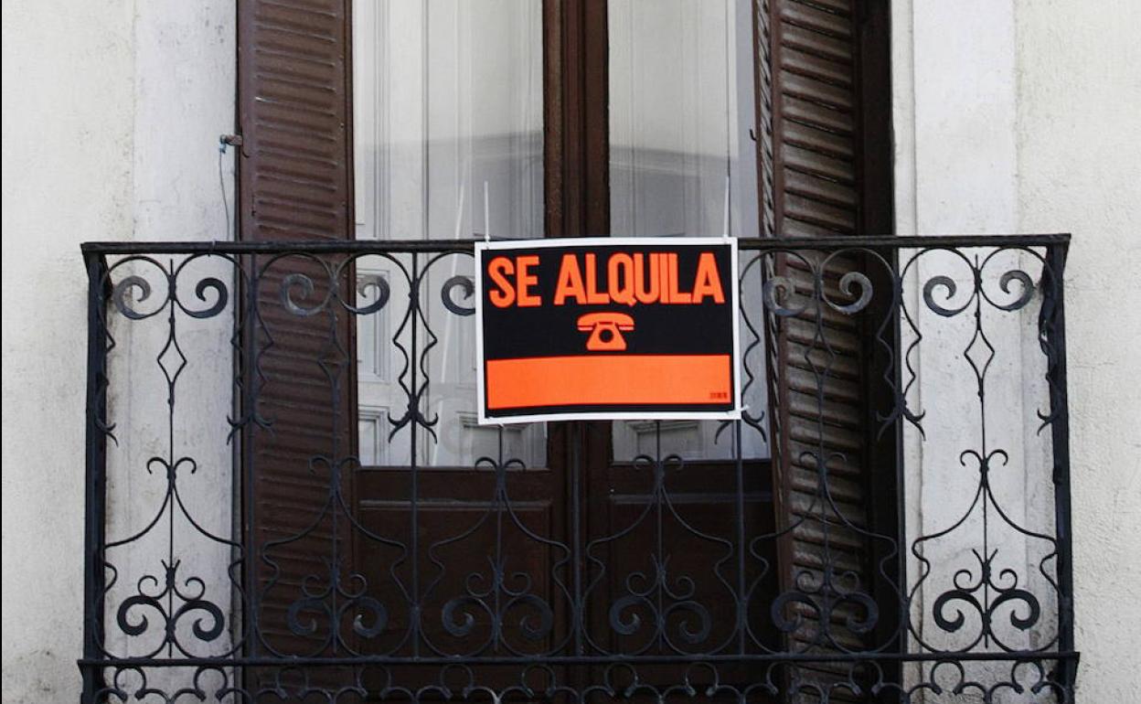 Un edificio que se alquila en una calle de Madrid. 