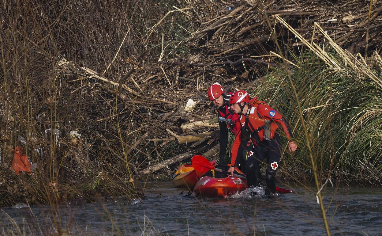 Efectivos de Cruz Roja durante la búsqueda de Daniel Noriega en el río Besaya el pasado mes de diciembre.