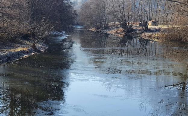 Agua helada por las bajas temperaturas que registra Valderredible desde hace unos días. 