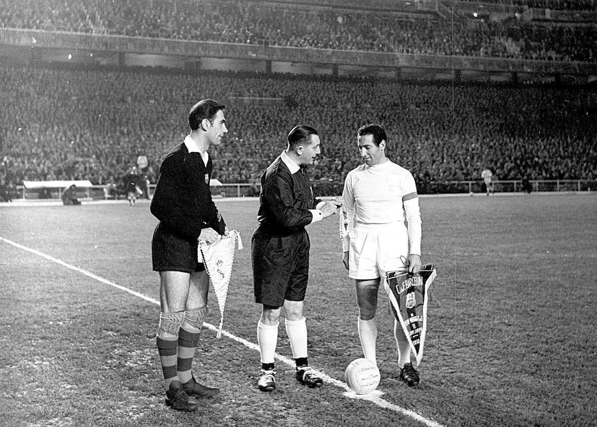 Ramallets, portero y capitán del FC Barcelona y Paco Gento antes de un Madrid-Barça.