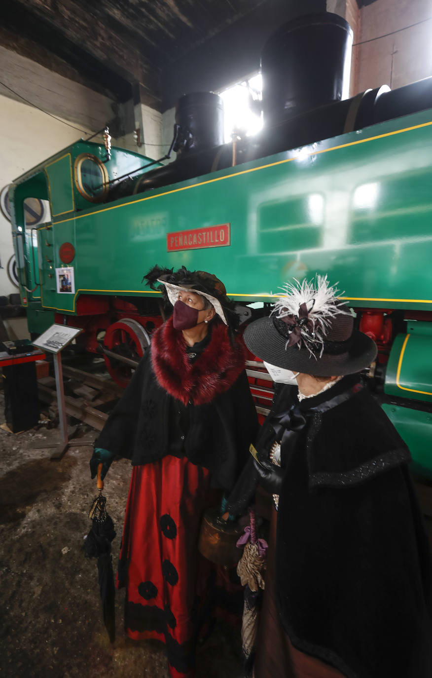 Del centro destaca una locomotora de vapor de 1912, una máquina minera de 1906 y uno de los primeros trenes eléctricos de España, conocido como 'Chispas'.