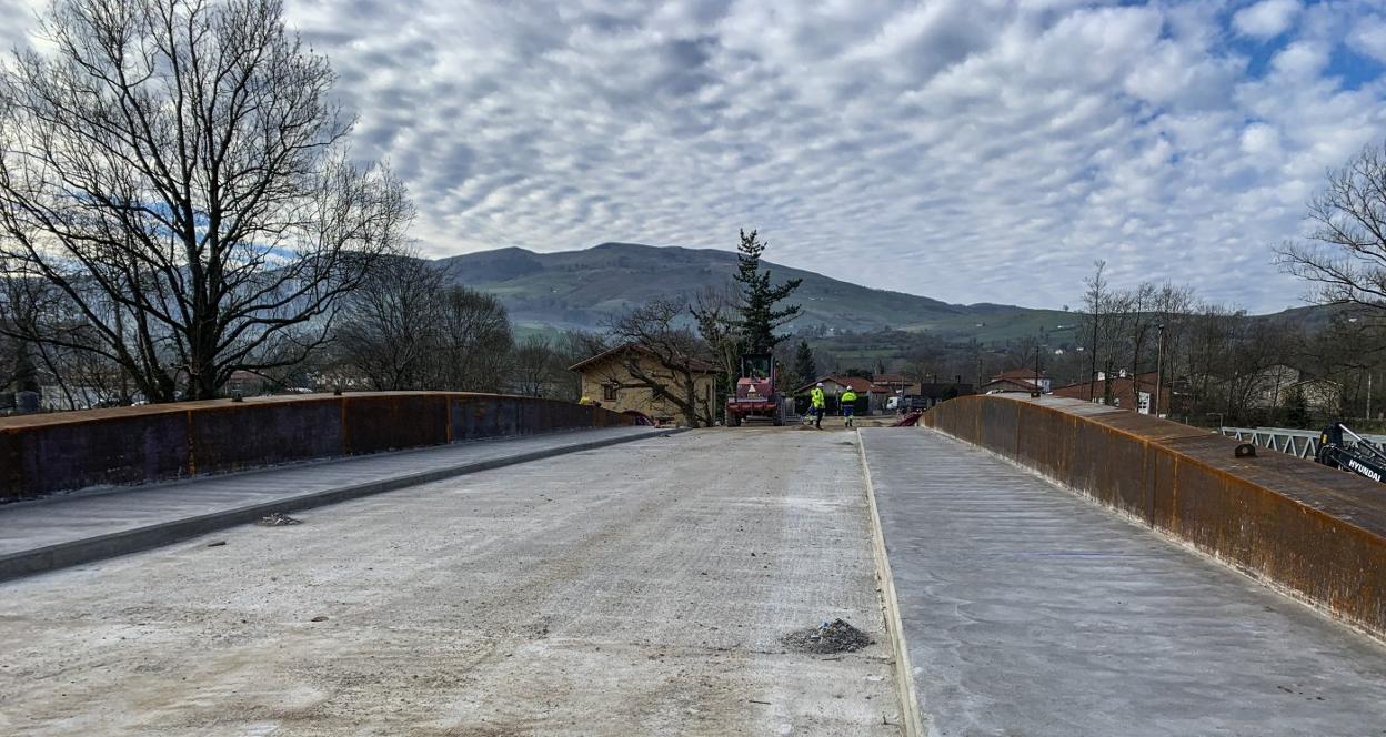 Imagen de la carretera sin asfaltar aún que ha sido abierta de forma provisional para comunicar los dos municipios. 