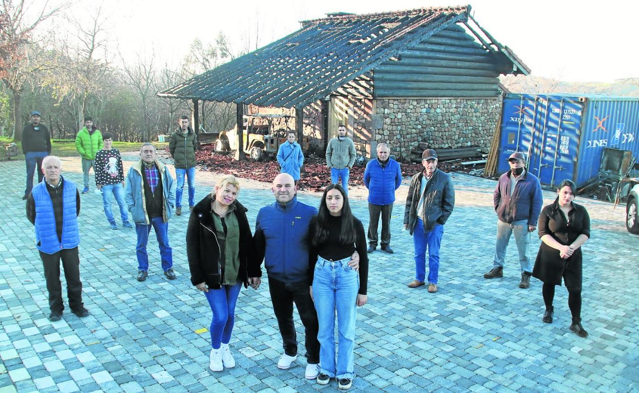 En primer término Modesto Pedrero junto a su hija, Fabiola, y su pareja, Edina Giménez, arropados por varios vecinos del pueblo. 