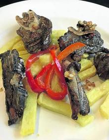 Imagen secundaria 2 - Albóndigas rellenas de queso y chuletillas de lechazo de El Parque, en Torrelavega.