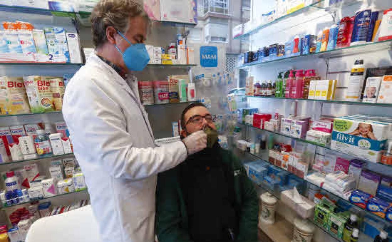 Farmacia Javier Rapado Santaolalla, en Santander, donde se realizan test de antígenos.