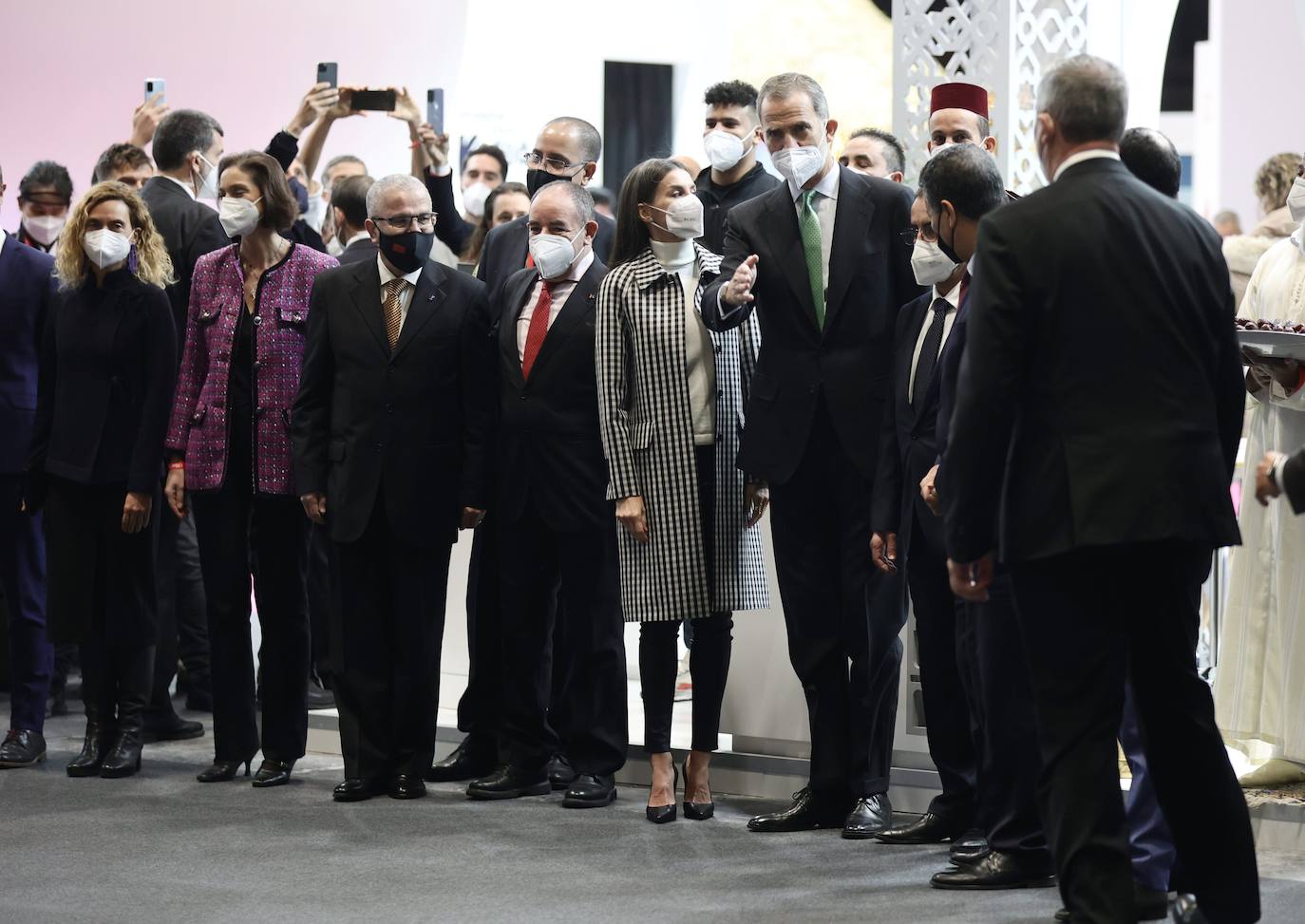 Los Reyes de España durante el recorrido por la feria