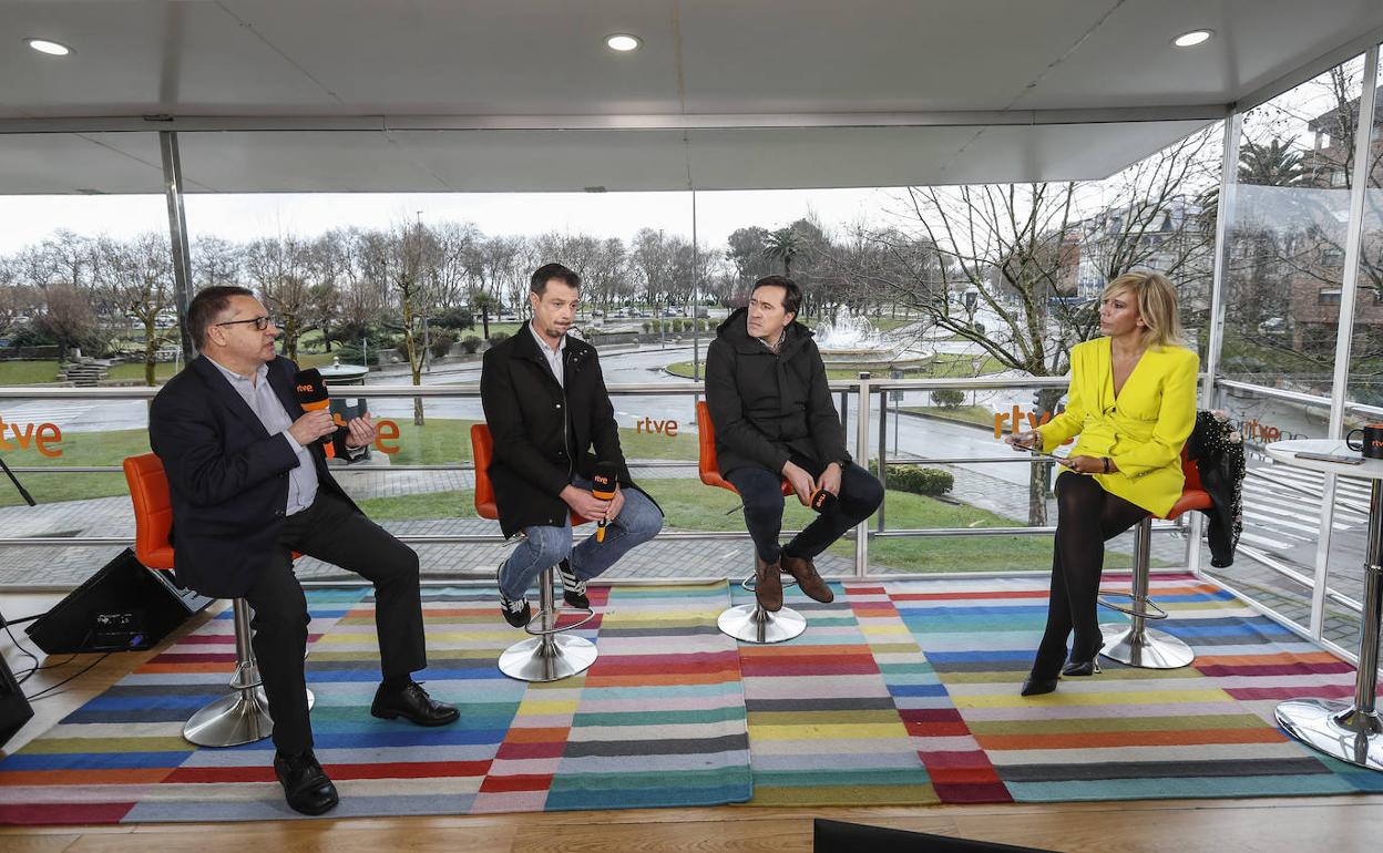 Íñigo Noriega (izquierda) junto a Esteban Torrado, Juan Carlos Fernández y María Eizaguirre