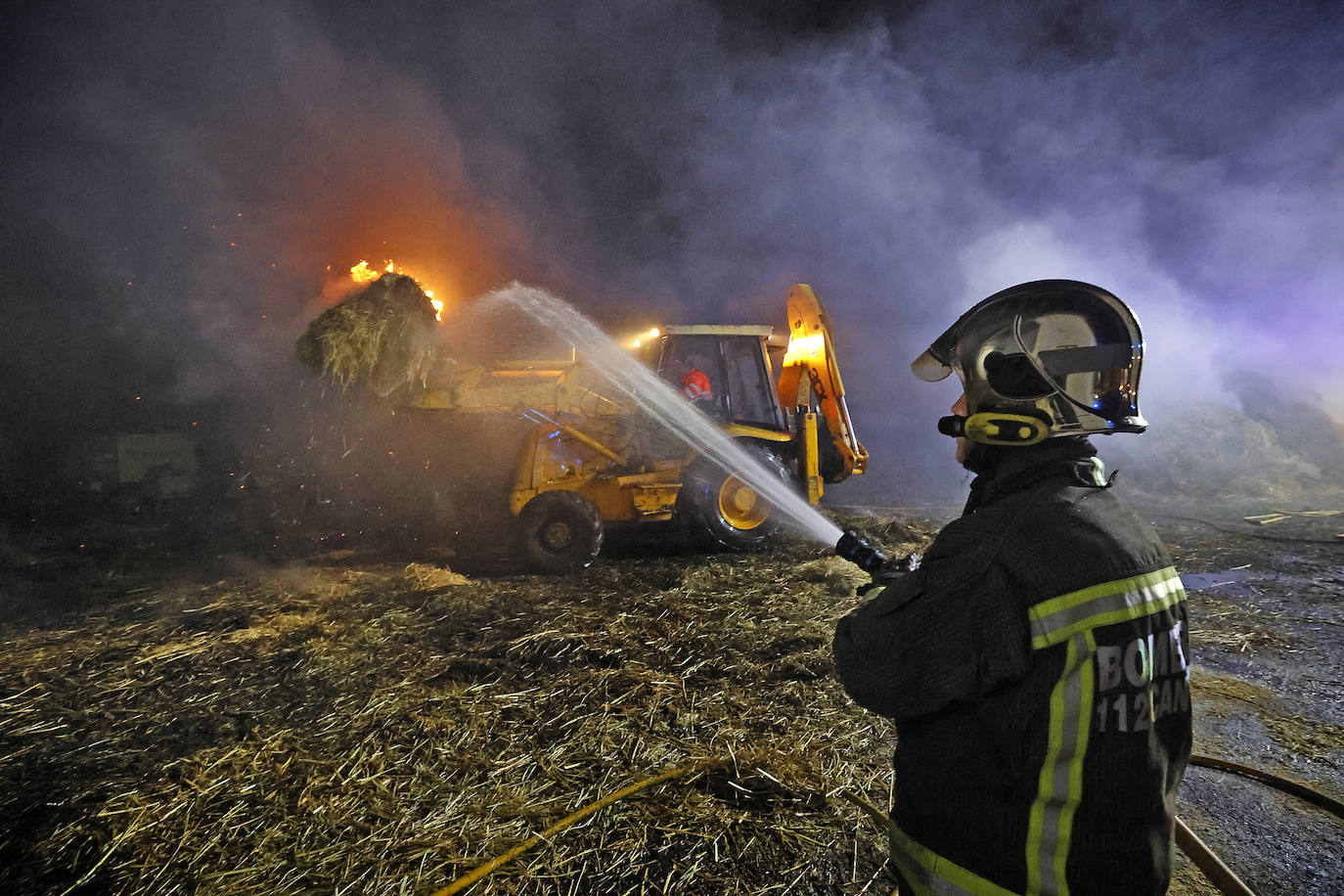 Los bomberos del 112 y voluntarios de Protección Civil han estado horas sacando auténticas bolas de fuego con palas excavadoras del interior.