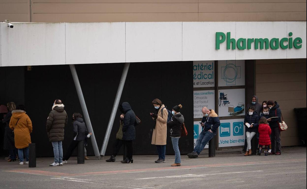 Colas en una farmacia de Francia para realizar el test de antígenos.