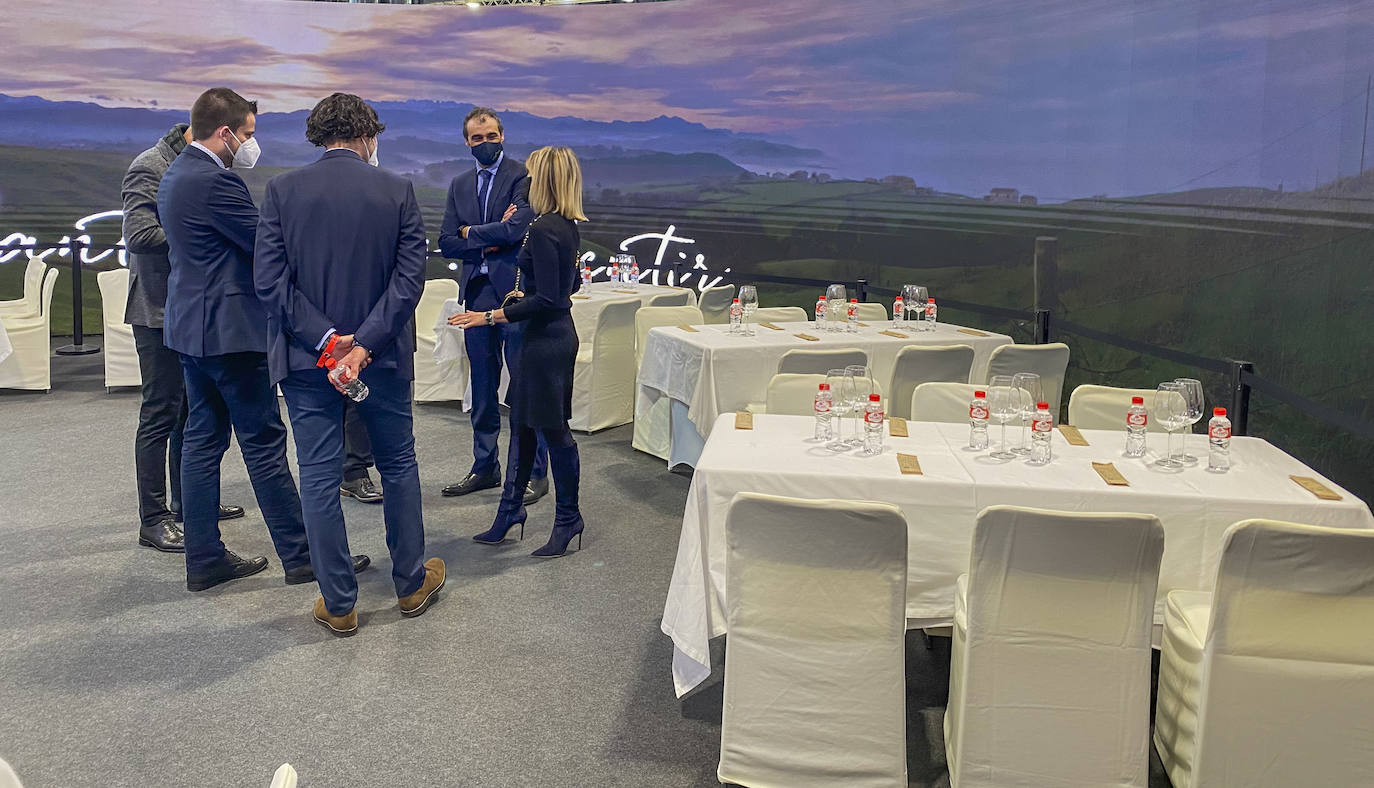 Montaje para la degustación de productos cántabros en la sala de la pantalla cilíndrica