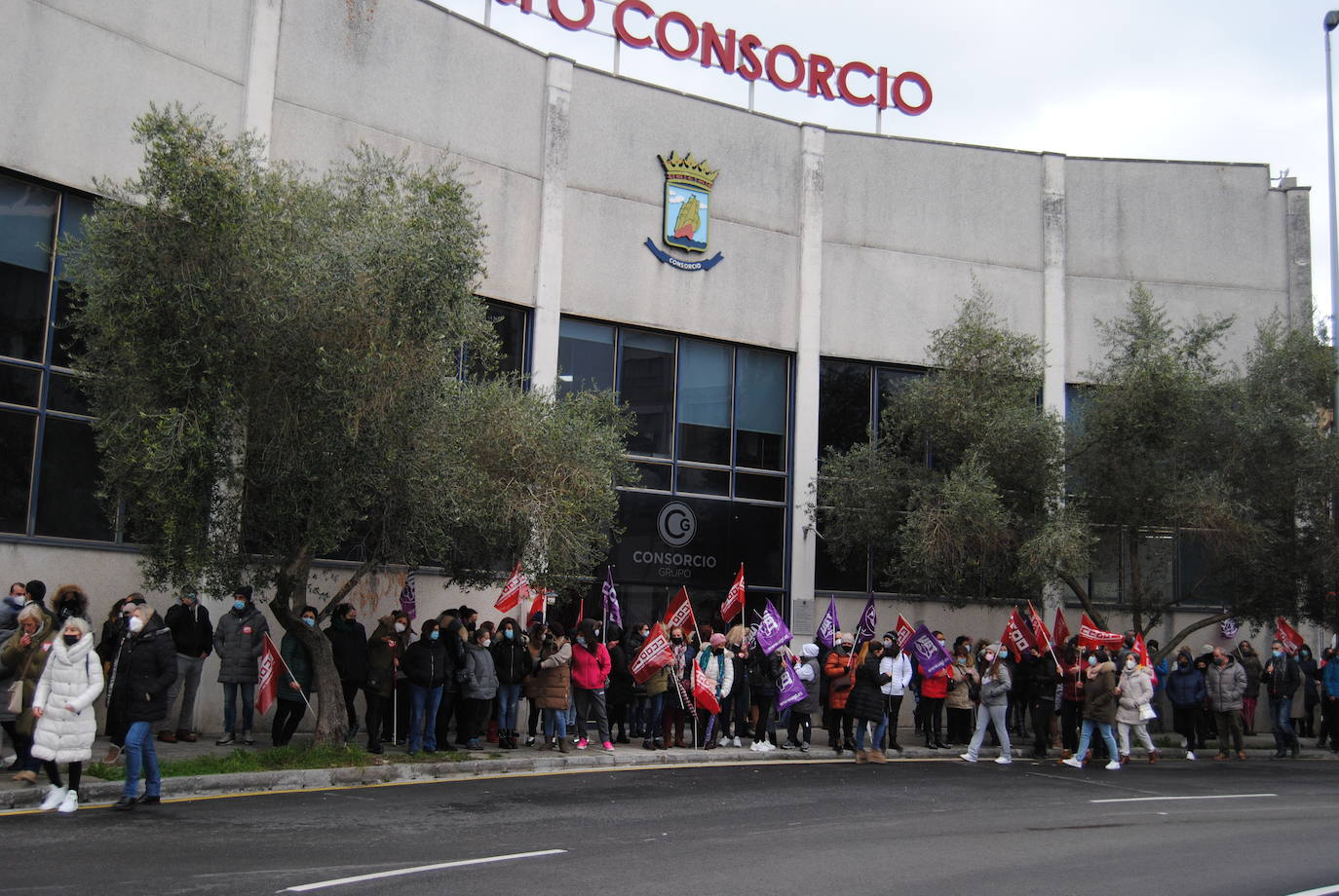 Fotos: Las trabajadoras de las conserveras se echan a la calle en Santoña