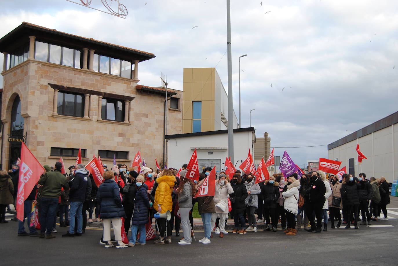 Fotos: Las trabajadoras de las conserveras se echan a la calle en Santoña