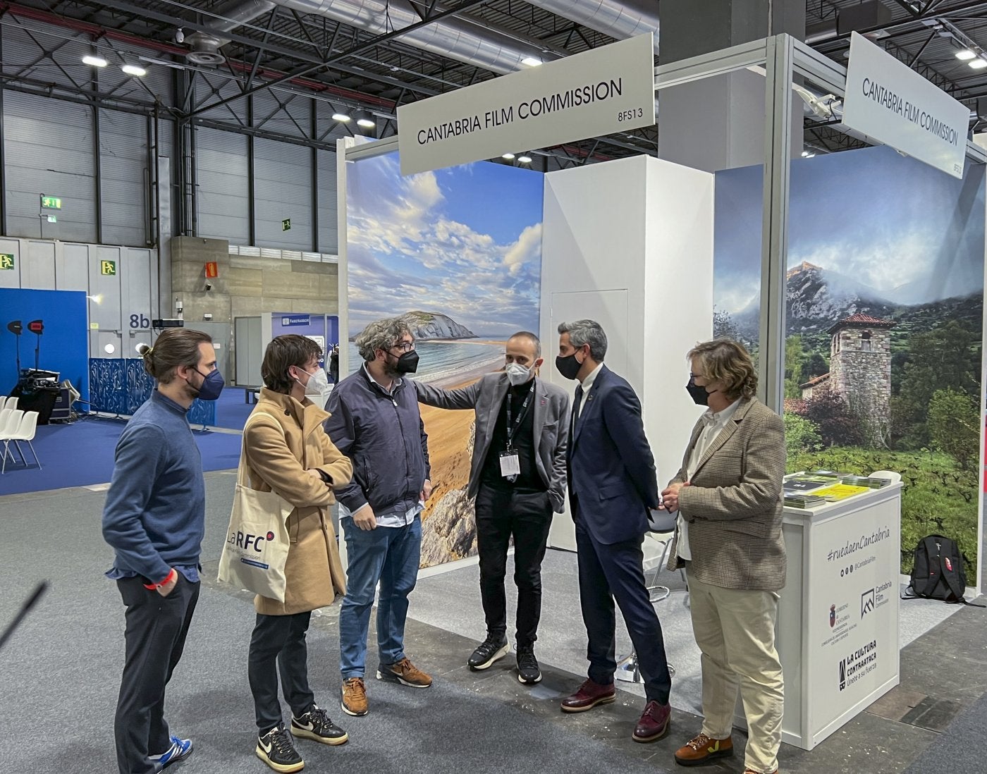 Juan Trueba, Jesús Choya, Carlos Trueba, Víctor Lamadrid, Pablo Zuloaga y Gema Agudo, ayer en el estand cántabro de Fitur Screen.