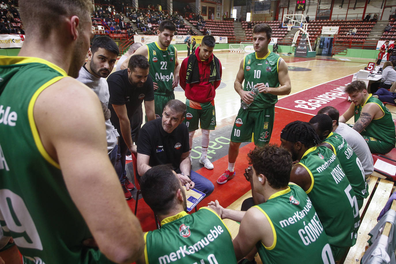 Fotos: El Alega vence a un combativo Basket Navarra