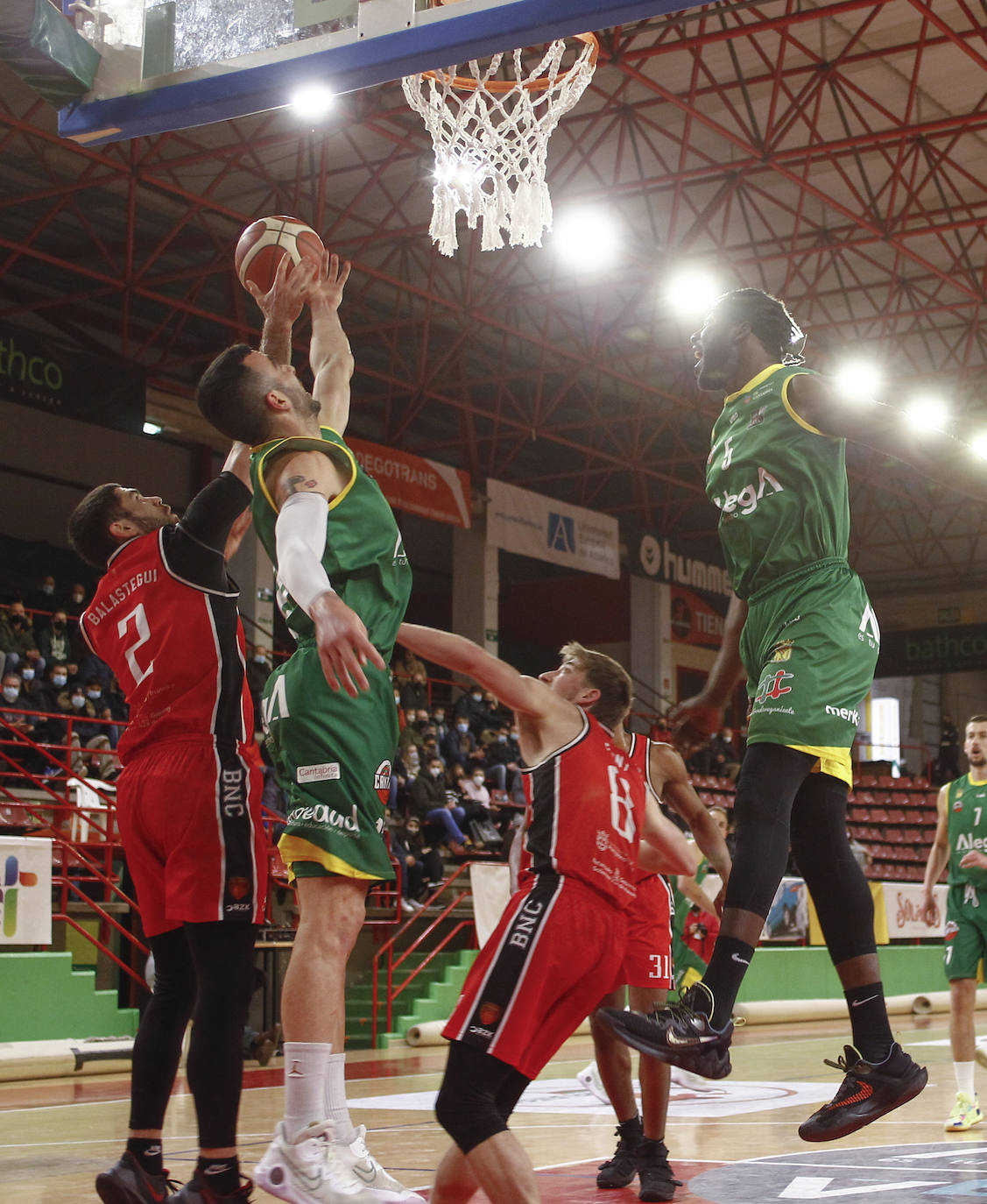 Fotos: El Alega vence a un combativo Basket Navarra