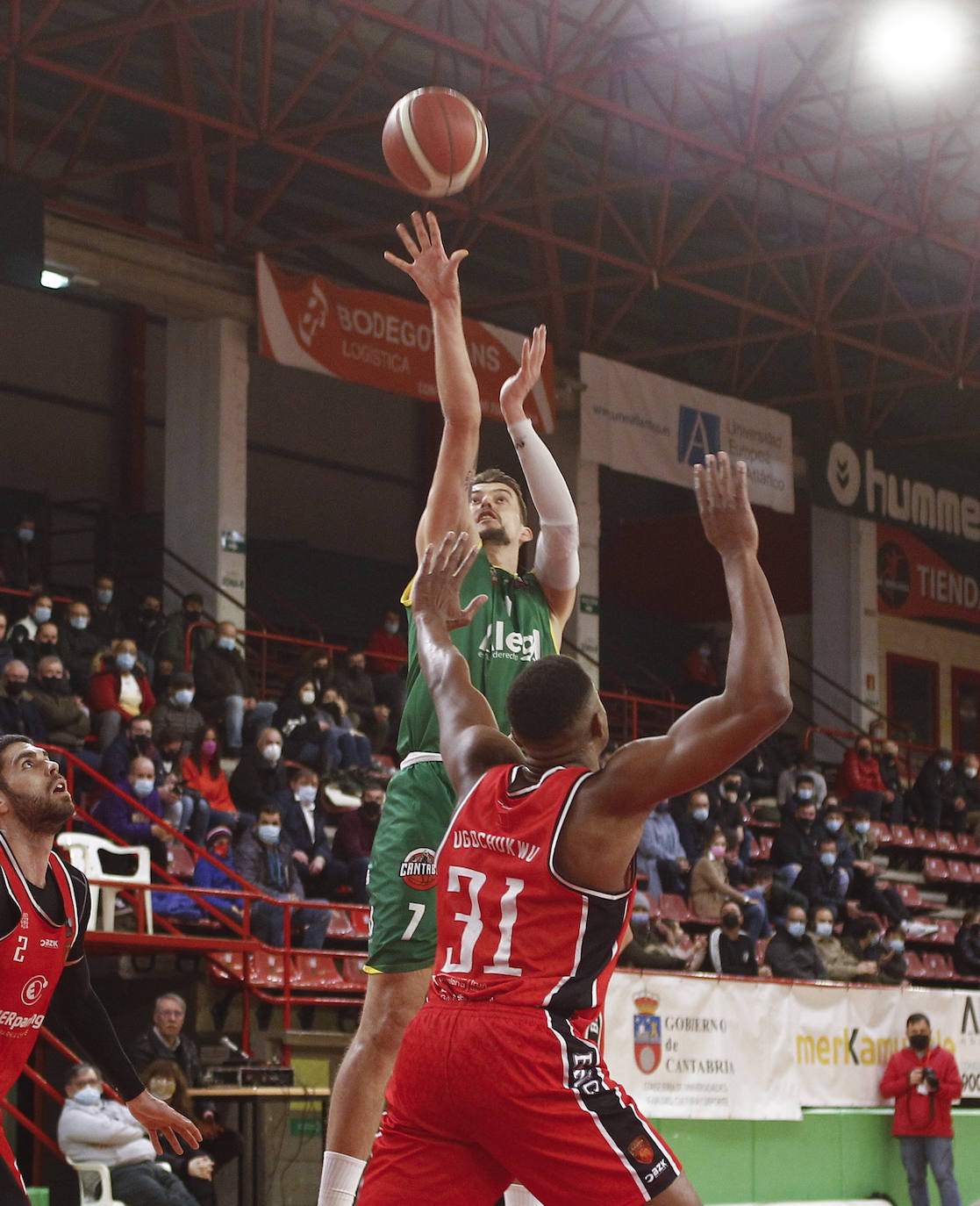 Fotos: El Alega vence a un combativo Basket Navarra