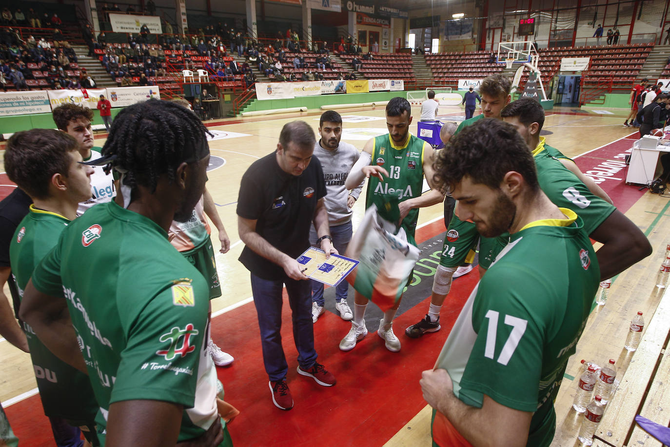 Fotos: El Alega vence a un combativo Basket Navarra