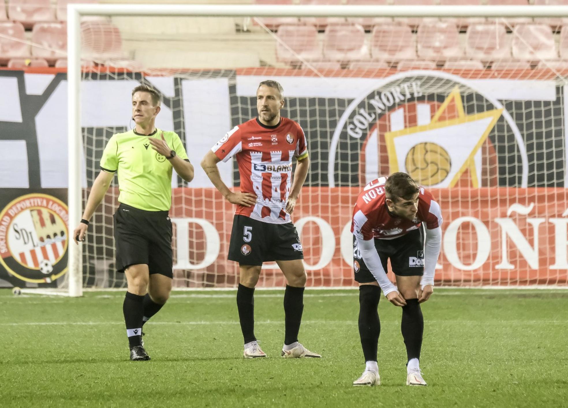 uEl veterano César Caneda, con el brazalete de capitán durante un partido de esta temporada. FERNANDO DIAZ