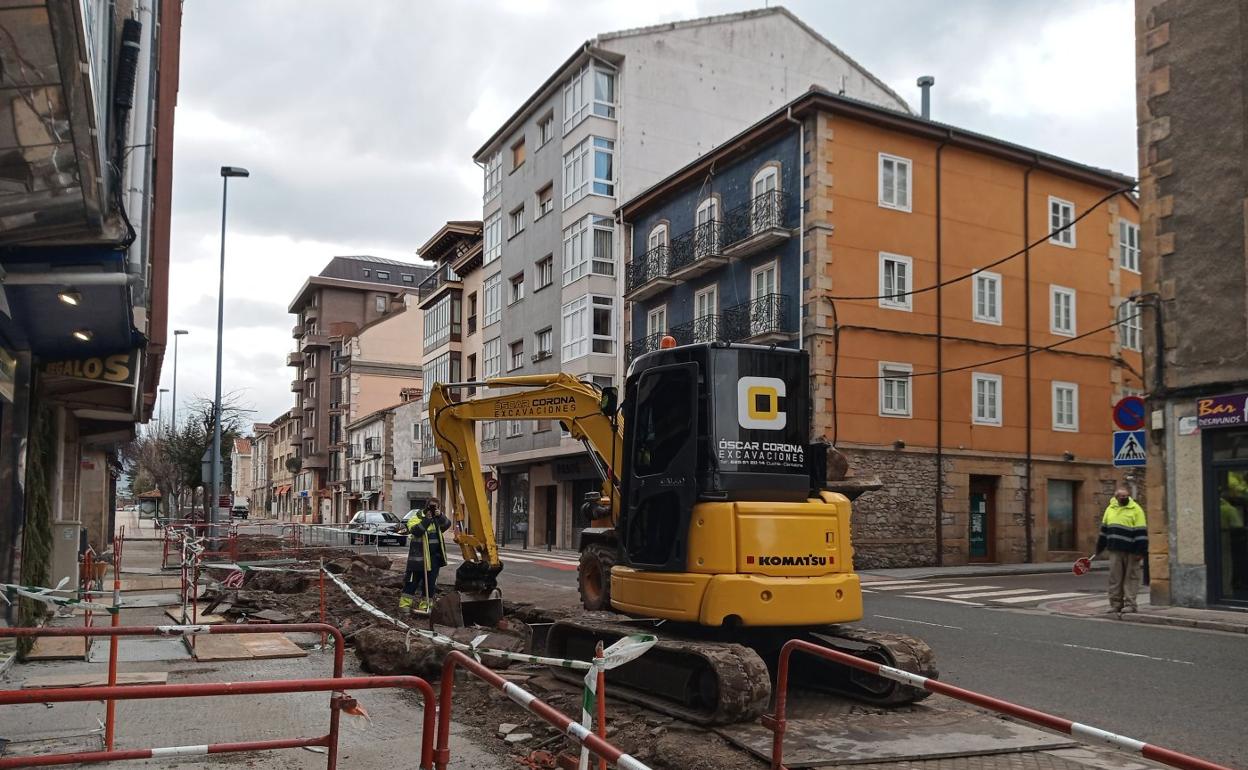 Imagen de los trabajos que se realizan dentro de la segunda fase de renovación de la Avenida del Puente. 