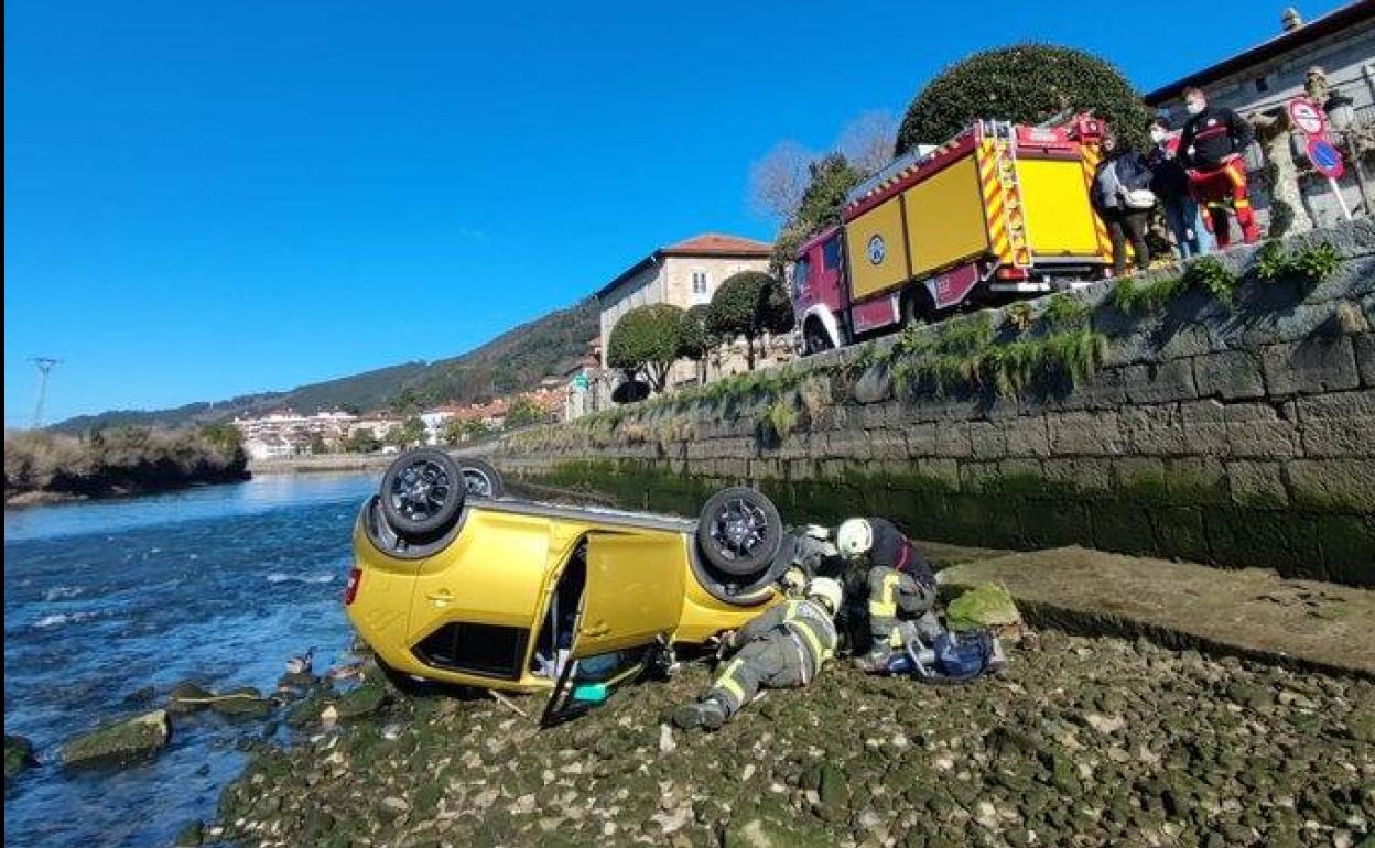 Cae a la ría un vehículo con dos ocupantes en Limpias