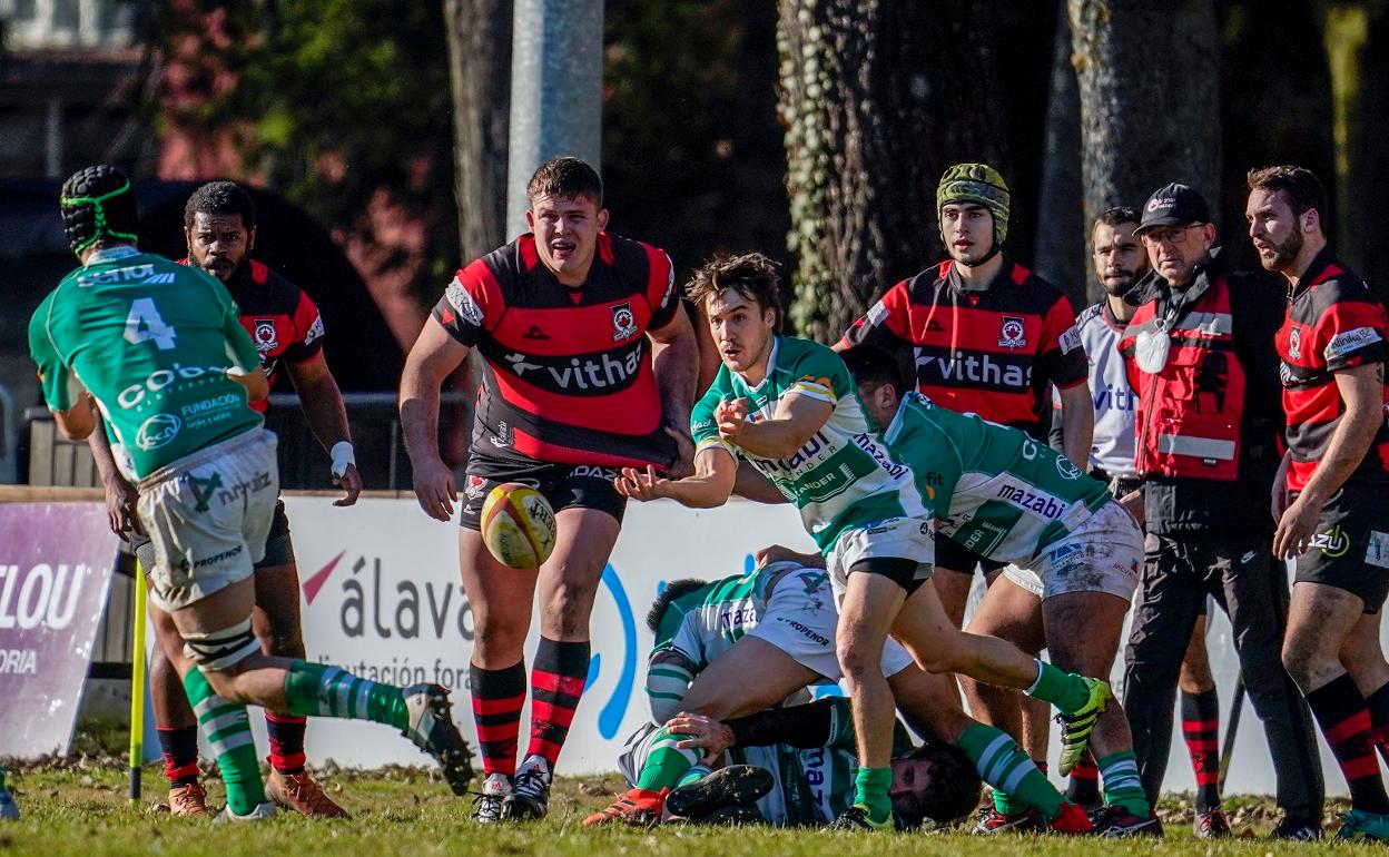 Lucas Latrónico pasa el oval en el encuentro ante el Vithas Gaztedi en Gamarra.