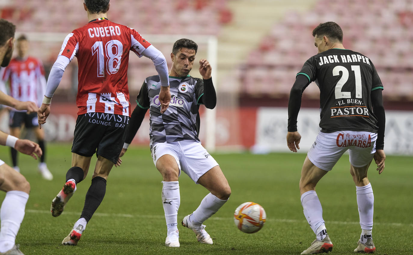 Fotos: El Racing vence en un mal partido