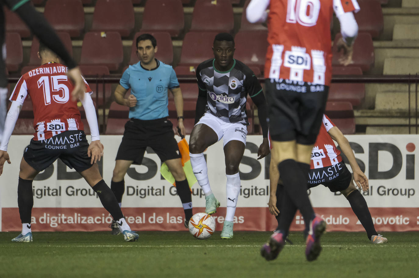 Fotos: El Racing vence en un mal partido