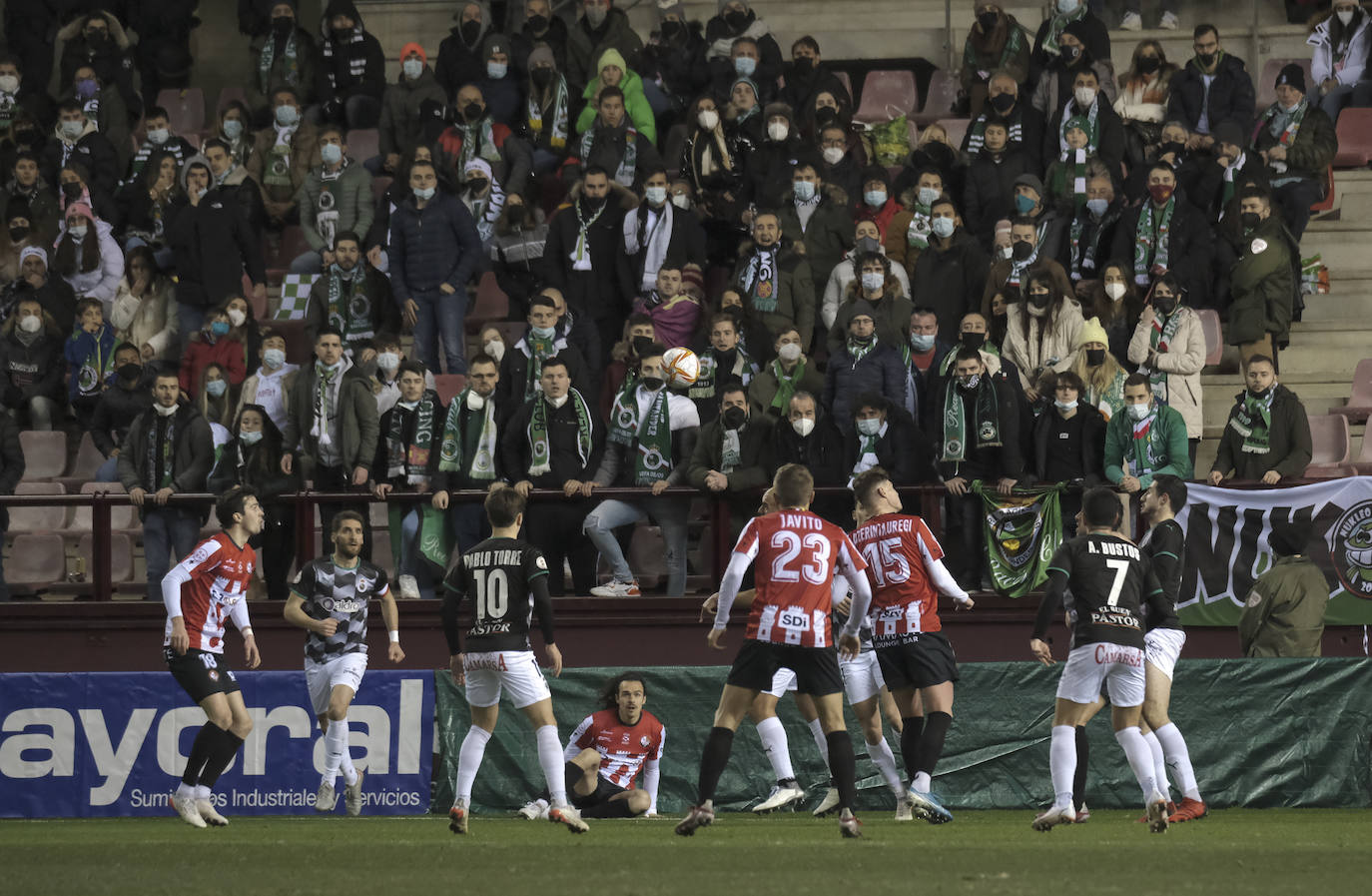 Fotos: El Racing vence en un mal partido