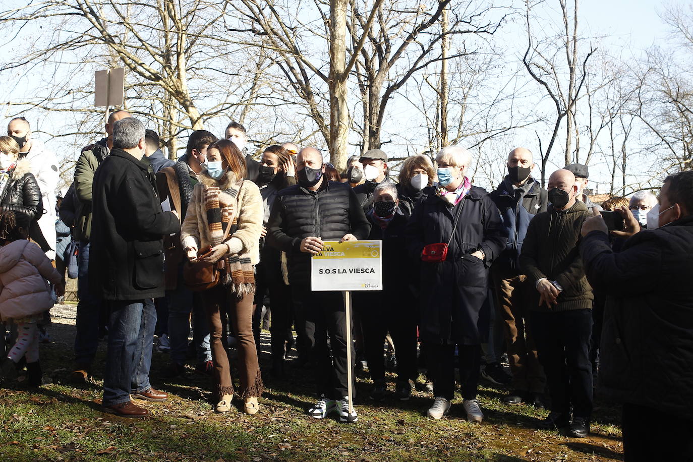 Más de 200 personas se concentran para exigir a la Consejería que cumpla su obligación de «conservar y preservar el parque»