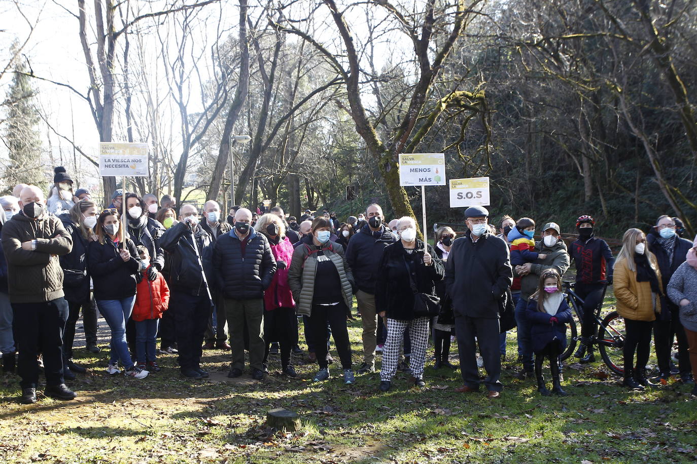 Más de 200 personas se concentran para exigir a la Consejería que cumpla su obligación de «conservar y preservar el parque»