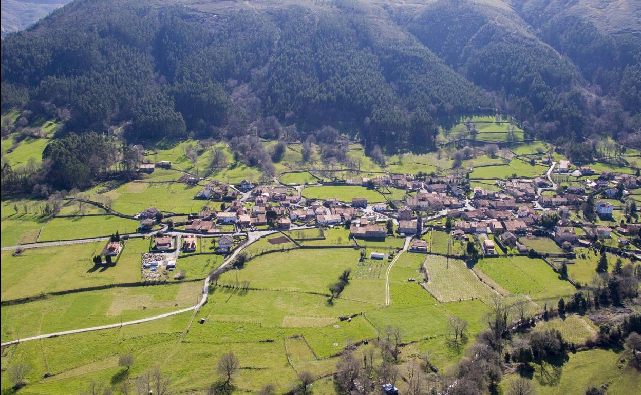 Vista aérea (tomada desde un helicóptero) del pueblo de Cos en Mazcuerras. alberto aja