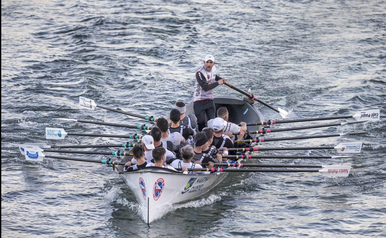 La trainera de Pedreña finalizó en la segunda posición de la regata que organizaba, el Memorial Aurora Trueba, y sólo fue superada por Urdaibai. 