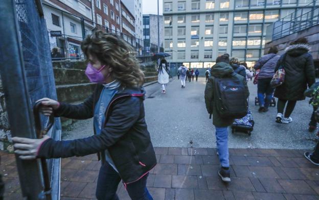 El covid fuerza la sustitución del 10% de la plantilla docente y la cuarentena de 136 aulas 