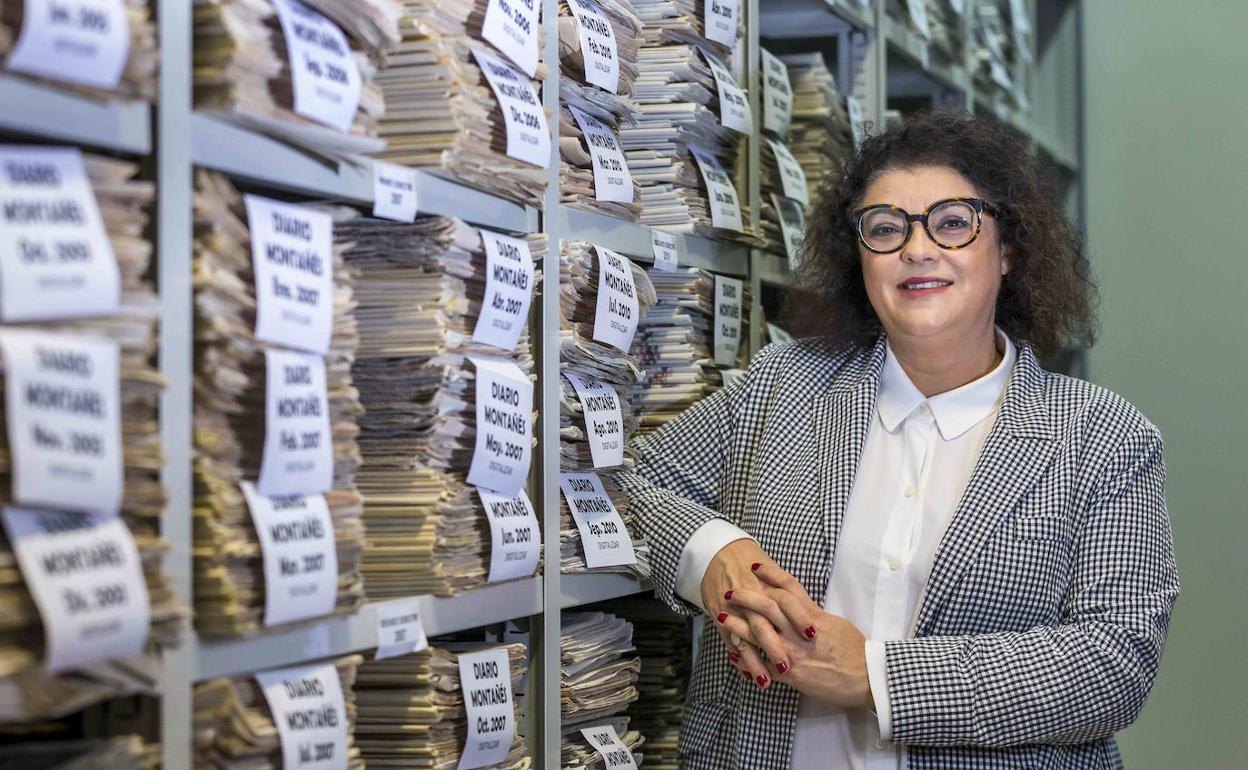 Olga Agüero, primera decana del Colegio de Periodistas, posa en el archivo de la Biblioteca Central. 