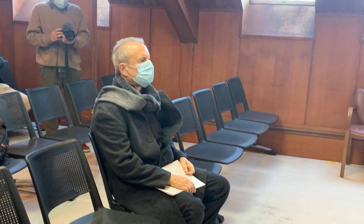 El expresidente de la Federación Cántabra de Fútbol Alberto Vila en la Audiencia Pronvincial, este lunes.