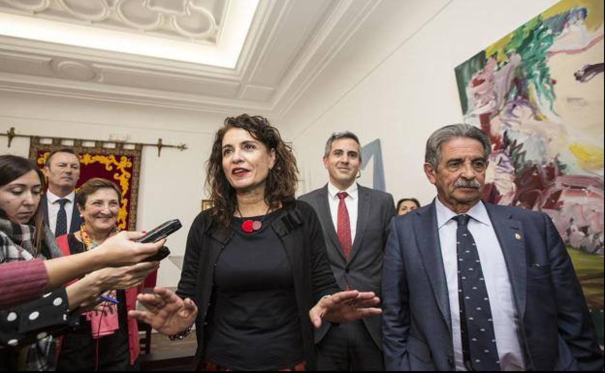 Revilla en una imagen de archivo con la ministra María Jesús Montero