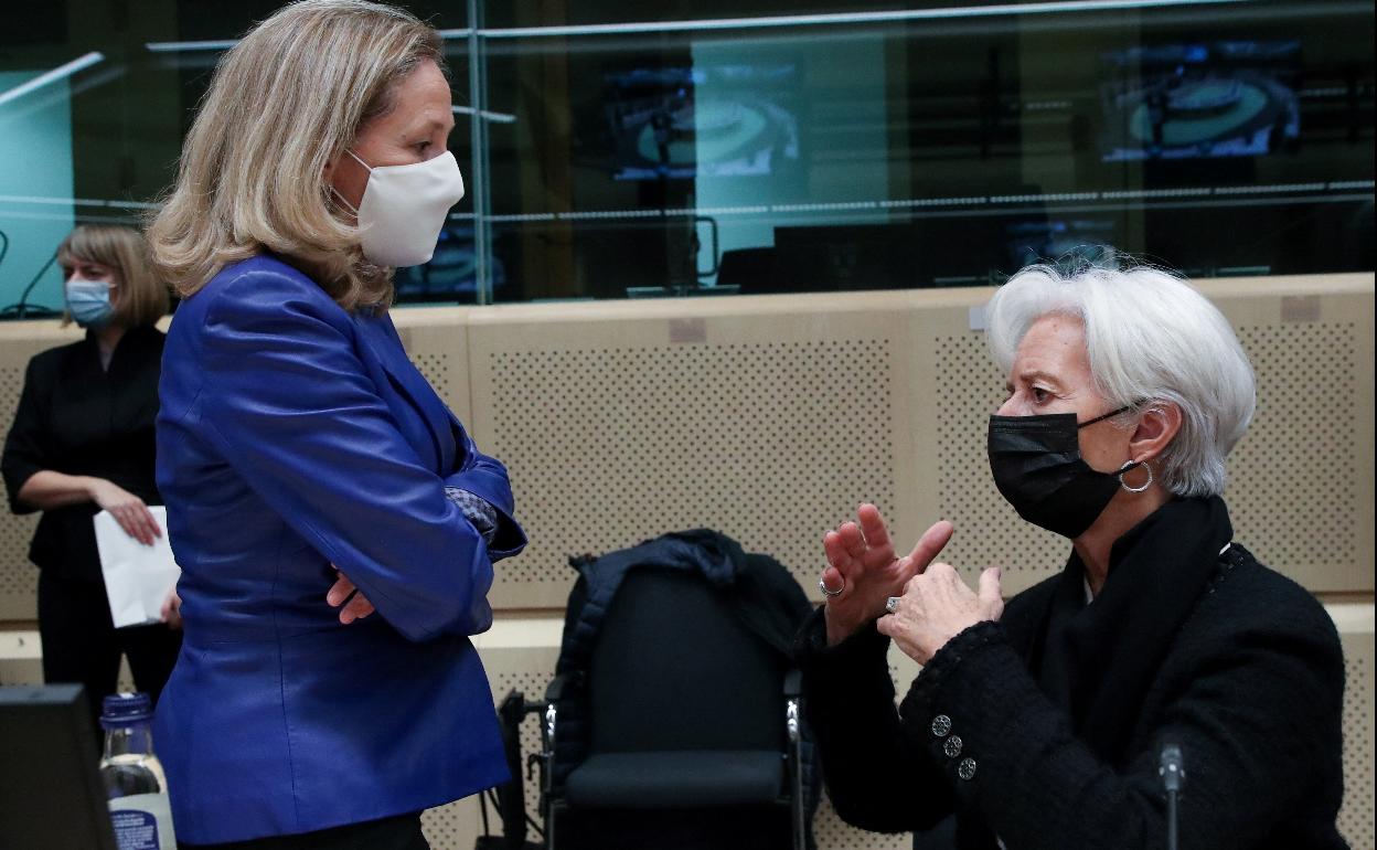 La vicepresidenta segunda y ministra de Economía, Nadia Calviño, junto a la presidenta del Banco Europeo, Christine Lagarde en la reunión de ministros de Finanzas del Eurogrupo celebrada el pasado 17 de enero en Bruselas