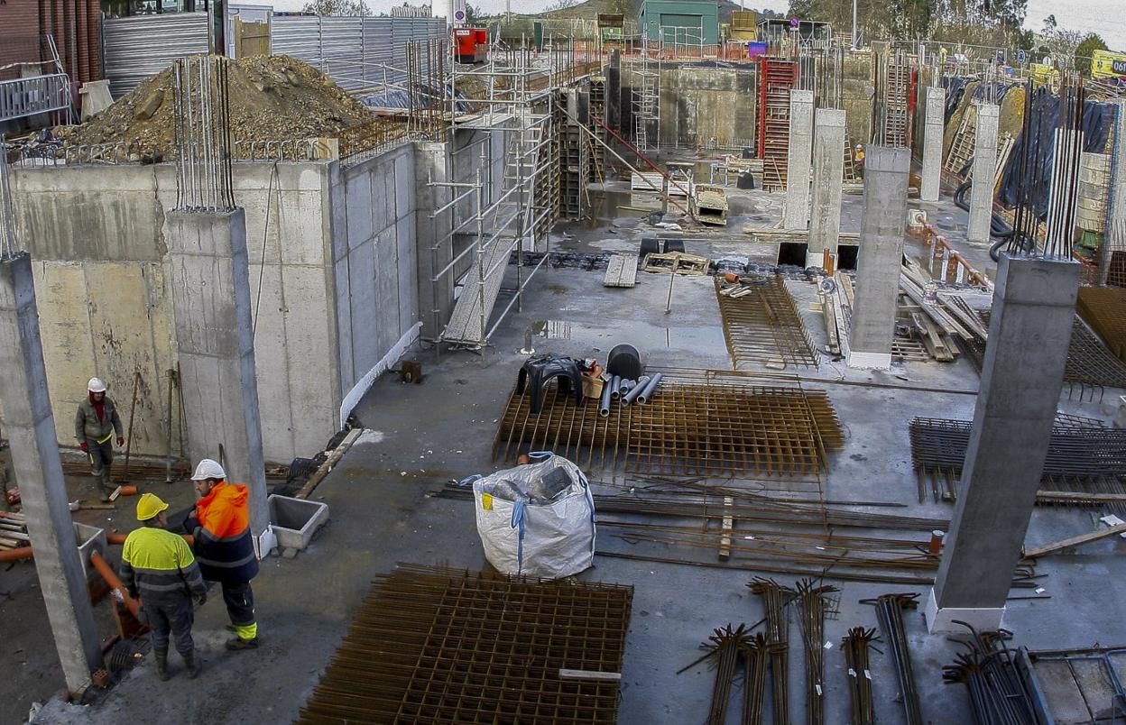 Obra acometida por la constructora Ascán en el entorno de Sierrallana (Torrelavega), en 2017. 