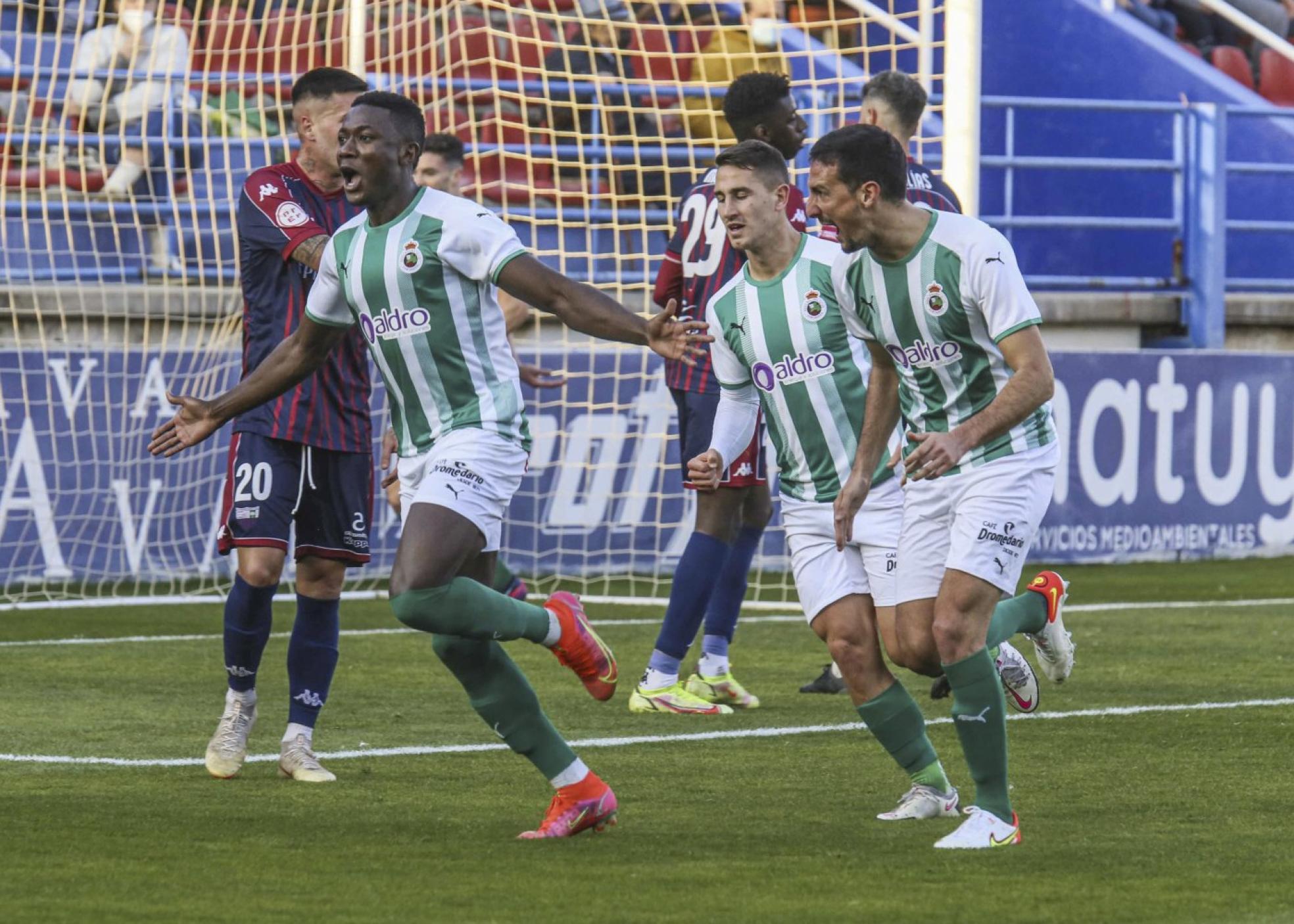 Alegría Soko celebra con Manu Justo y Pol Moreno un gol frente al Extremadura. 