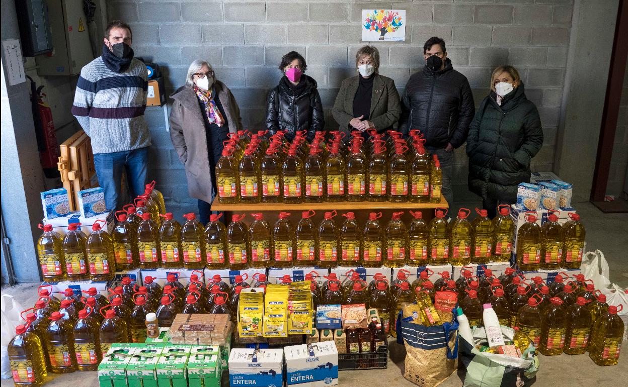 Representantes de la Fundación Diagrama y del equipo de gobierno posan junto al donativo, este martes, en Camargo. 