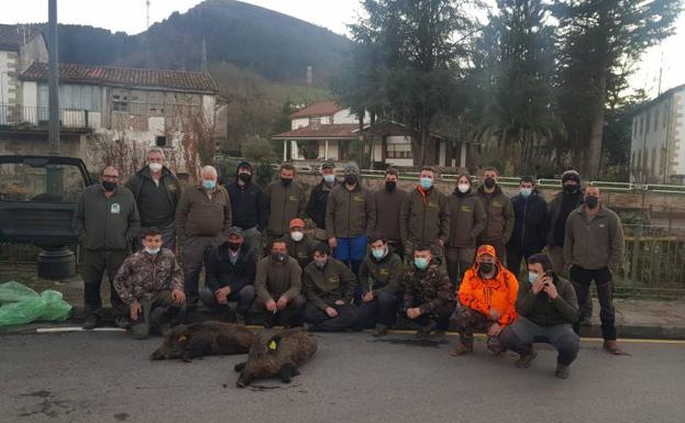 Integrantes de las cuadrilla 145, dirigida por Roberto Fernández, con los dos ejemplares que cazaron en Vaocerezo.